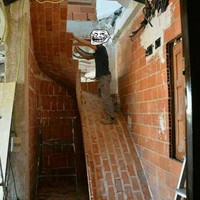 Sudah pernah melihat tangga ala perosotan yang dibuat menggunakan batu bata? Kalau kayak gini kan kamu jadi nggak perlu capai-capai menaiki tangga. Tertarik mencoba desain ini untuk rumahmu? Foto: Instagram/@wkwkland_real