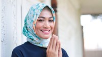 Dewi Hughes menjadi salah satu presenter sekaligus pemain film Indonesia yang berhasil menjalani program diet. Bahkan, Hughes bisa turun sampai 80 kilogram. Dewi Hughes menjalani metode diet kenyang. Foto: Instagram @hughes.dewi