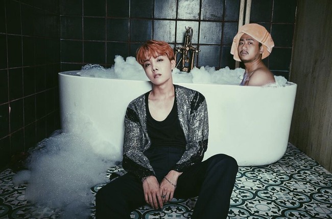 Loh J-Hope BTS malah pemotretan waktu mas nya lagi mandi. Wrong timing, mas. Foto: dok Instagram faizsadad