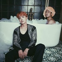 Loh J-Hope BTS malah pemotretan waktu mas nya lagi mandi. Wrong timing, mas. Foto: dok Instagram faizsadad