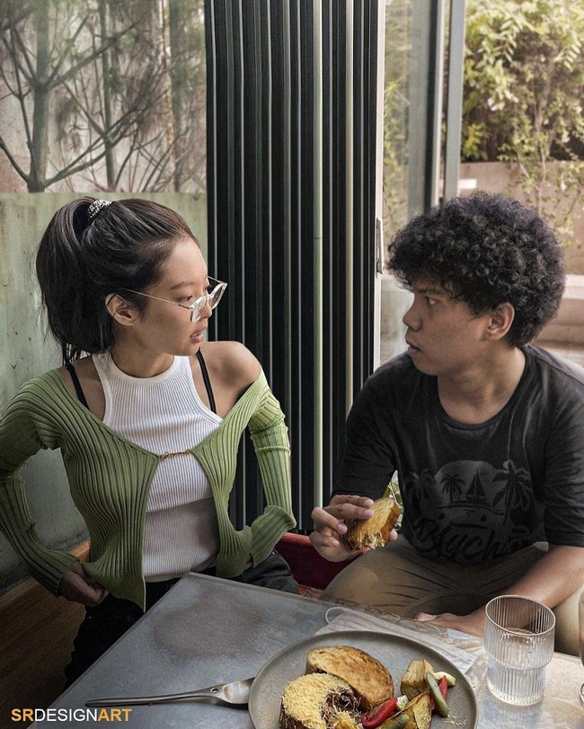 Mas satu ini lagi asik kencan bareng Jennie BLACKPINK di cafe. Serius banget obrolannya. Nggak lagi berantem, kan? Foto: dok Instagram srdesignart