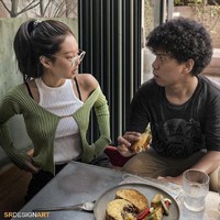 Mas satu ini lagi asik kencan bareng Jennie BLACKPINK di cafe. Serius banget obrolannya. Nggak lagi berantem, kan? Foto: dok Instagram srdesignart