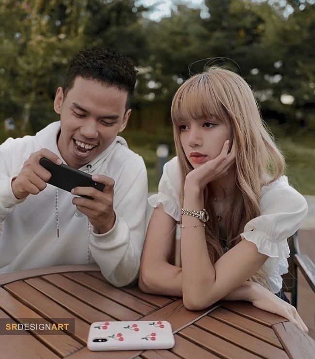 Lisa BLACKPINK kayaknya kesal banget dianggurin mas nya main game. Mendingan ikutan main, Lis. Foto: dok Instagram srdesignart