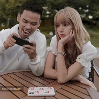Lisa BLACKPINK kayaknya kesal banget dianggurin mas nya main game. Mendingan ikutan main, Lis. Foto: dok Instagram srdesignart