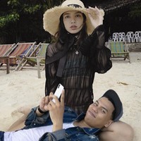 Nyogok Lisa BLACKPINK supaya nggak marah lagi ya, mas? Seru banget yang lagi nyantai di Bali. Foto: dok Instagram srdesignart