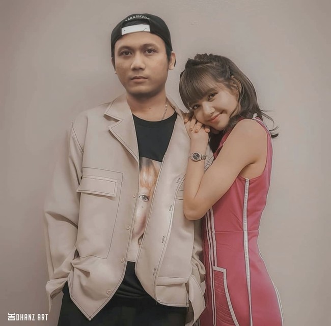 Ceritanya mau kencan bareng Lisa BLACKPINK ya, mas? Kalau Lisa kedinginan kira-kira bakal dipinjemin jaket nggak, ya? Foto: dok Instagram dhanzart