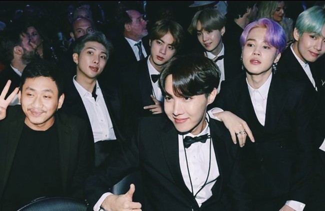 Pengen gabung circle pertemanannya nggak, sih? Mas nya ngundang BTS ke acara sweet seventeen nya, loh. Foto: dok Instagram faizsadad