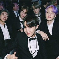 Pengen gabung circle pertemanannya nggak, sih? Mas nya ngundang BTS ke acara sweet seventeen nya, loh. Foto: dok Instagram faizsadad