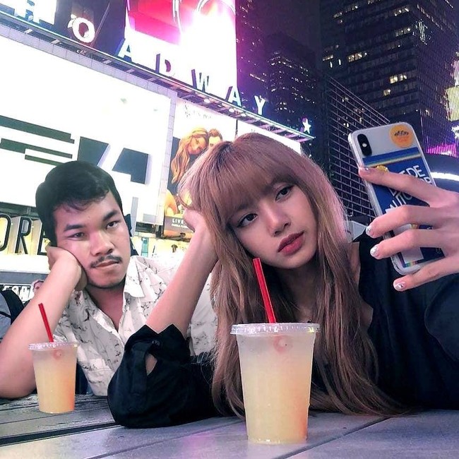 Sampai di New York, enaknya pesan dua es jeruk sambil nonton pertunjukan Broadway. Jangan lupa selfie buat kenang-kenangan. Foto: dok Facebook Usman Maruf