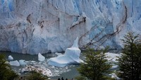 Wisatawan melihat es mencair di Taman Nasional Los Glaciares, Argentina, (1/11/2021).  Para ahli mengatakan jumlah energi yang dilepaskan oleh pemanasan planet dapat mencairkan sebagian besar es di planet ini, menaikkan permukaan laut global dan meningkatkan kejadian cuaca ekstrem. (Natacha Pisarenko/AP Photo).