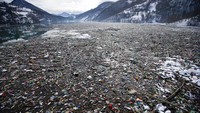 Lautan sampah memenuhi Danau Potpecko, Serbia, (22/1/2021). Sampah dan polusi mengancam keanekaragaman hayati dan berdampak langsung maupun tidak langsung kepada pada manusia. (AP Photo/Darko Vojinovic)