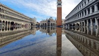 Banjir menggenangi lapangan St. Markus di Venice, Italia (2/11/2021). Kawasan kota tua tersebut sangat rentan terhadap dampak perubahan iklim baik langsung ataupun tidak. (Matteo Tagliapietra/LaPresse via AP)