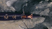 Warga istirahat di perahu kano di lepas pantai Caddebostan, Laut Marmara, Turki (8/6/2021). Tampak di sekiling kano, Laut Marmara dipenuhi ingus laut yang dilepaskan oleh populasi ganggang. Ledakan ingus laut tersebut karena pencemaran limbah di perairan yang bersebelahan dengan Laut Hitam. (AP Photo/Kemal Aslan)