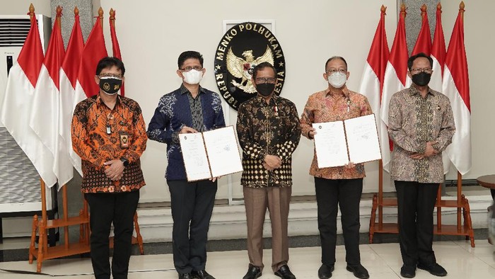 Eks Pimpinan KPK, Laode Syarif Bersama Rekan dan Menko Polhukam Mahfud Md