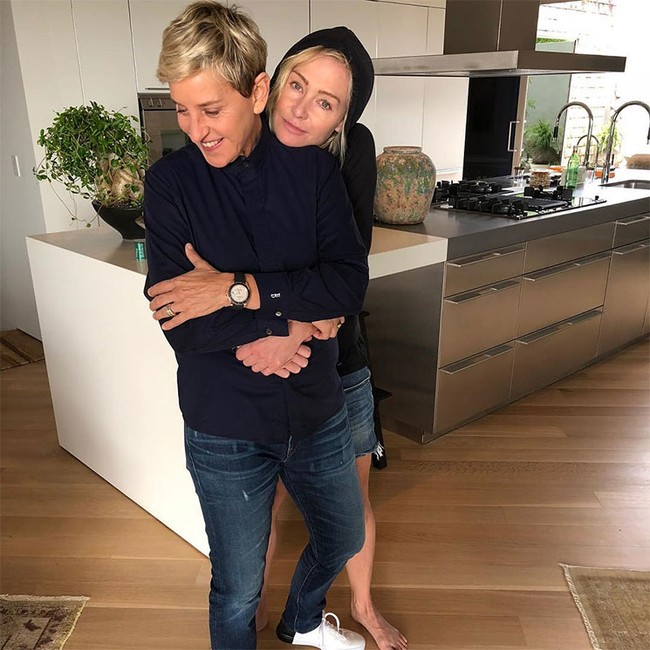 Bisa dibilang presenter Ellen DeGeneres menjadi pelopor selebriti yang berani mengaku lesbian. Di 2008, dia menikahi Portia de Rossi secara legal. Kini pernikahan mereka dikabarkan tidak baik-baik saja dan ada isu perceraian. Foto: dok. Instagram