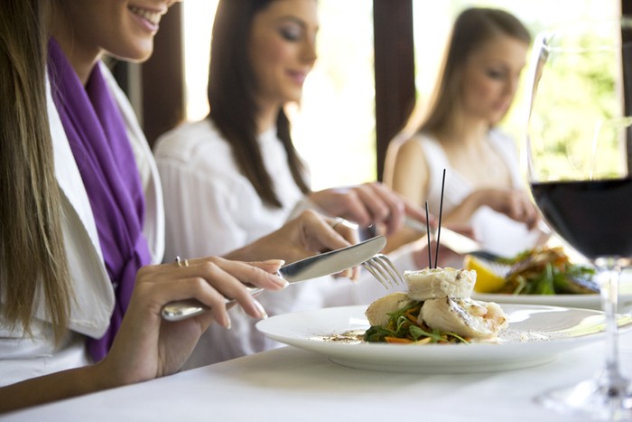 7 Etika Makan Teraneh di Dunia dari Kentut hingga Sendawa