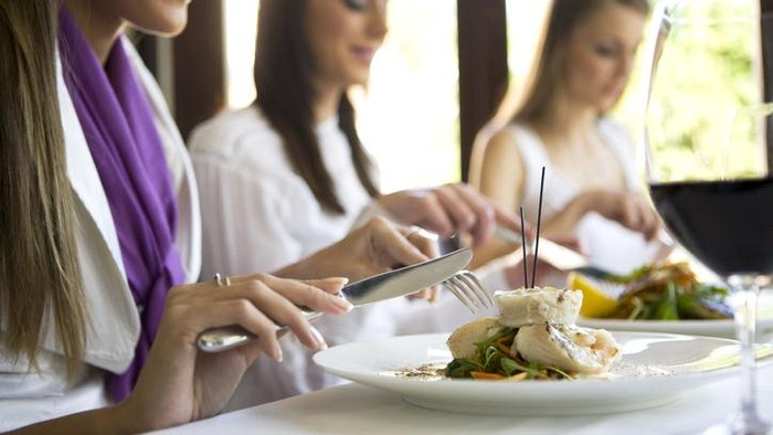 7 Etika Makan Teraneh di Dunia dari Kentut hingga Sendawa