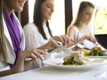 Jangan Keliru! Ketahui 6 Etika Makan Pakai Sendok, Pisau, dan Garpu