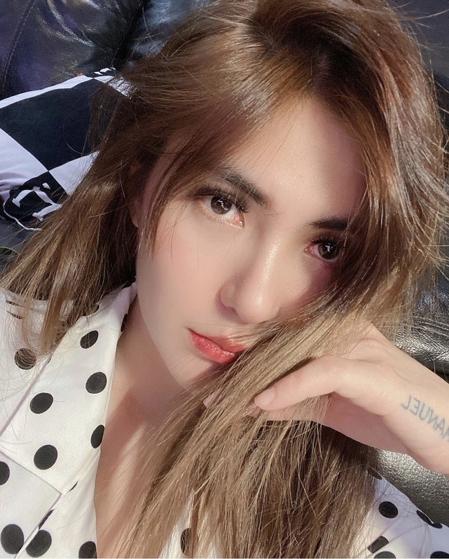 Wanita yang bernama lengkap Angela Charlie itu pun menganjurkan pada para wanita tidak mengikutinya untuk operasi hidung. Karena setelah operasi tersebut, dia harus kembali menjalani operasi untuk memperbaiki implannya yang jebol. Foto: Dok. Instagram @angelalee87.