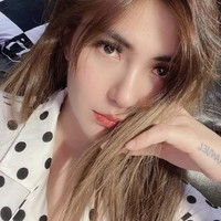 Wanita yang bernama lengkap Angela Charlie itu pun menganjurkan pada para wanita tidak mengikutinya untuk operasi hidung. Karena setelah operasi tersebut, dia harus kembali menjalani operasi untuk memperbaiki implannya yang jebol. Foto: Dok. Instagram @angelalee87.