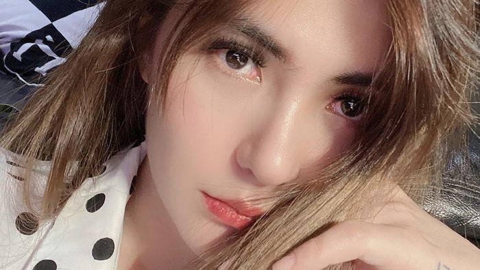 Foto Angela Lee yang menyesal operasi  hidung.