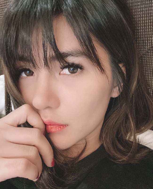 Aku lagi proses pemulihan pasca operasi. Rasanya sakit dan nggak nyangka aja ada implan jebol gitu. Operasi dijalani yang terakhir ini kan nutup implan yang jebol pakai tulang rawan sakitnya jadi double-double deh, ungkap Angela kepada Wolipop, Rabu (3/11/2021). Foto: Dok. Instagram @angelalee87.