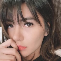 Aku lagi proses pemulihan pasca operasi. Rasanya sakit dan nggak nyangka aja ada implan jebol gitu. Operasi dijalani yang terakhir ini kan nutup implan yang jebol pakai tulang rawan sakitnya jadi double-double deh, ungkap Angela kepada Wolipop, Rabu (3/11/2021). Foto: Dok. Instagram @angelalee87.