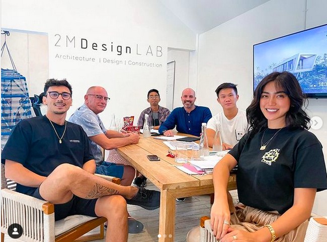 Jessica Iskandar dan Vincent berfoto bersama tim 2M Design Lab yang berbasis di Bali. Besar kemungkinan, rumah baru mereka berada di Pulau Dewata. (Foto: Instagram/@inijedar @v.andrianto)