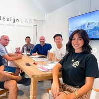 Jessica Iskandar dan Vincent berfoto bersama tim 2M Design Lab yang berbasis di Bali. Besar kemungkinan, rumah baru mereka berada di Pulau Dewata. (Foto: Instagram/@inijedar @v.andrianto)