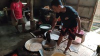 Melalui tahap yag tidak singkat butuh penakanan atau dipress menggunakan alat khusus selama beberapa jam untuk mengeringkan galendo. Proses ini menjadi tahap akhir hingga minyak pada galendong benar-benar mengering. Foto: detikcom/Dadang Hermansyah