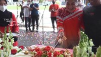 Keduanya dengan romantis memotong kue ulang tahun bersama. Senyum bahagia terlempar dari wajah kedua pasangan yang hangat ini. Foto: Instagram #andikaperkasa