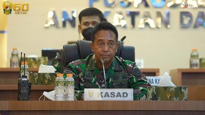 Momen Manis Jenderal Andika Saat Potong Kue Bersama Istri