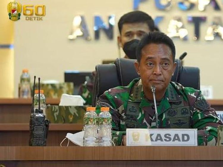 Momen Manis Jenderal Andika Saat Potong Kue Bersama Istri