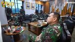 Momen Manis Jenderal Andika Saat Potong Kue Bersama Istri