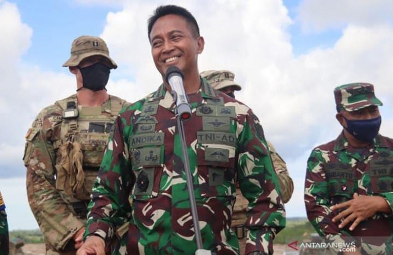 Momen Manis Jenderal Andika Saat Potong Kue Bersama Istri