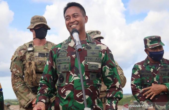 Galeri Jenderal Andika Momen Manis Jenderal Andika Saat Potong Kue Bersama Istri