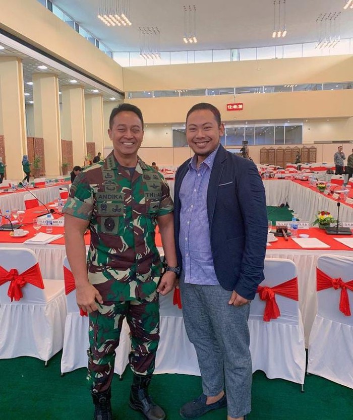 Momen Manis Jenderal Andika Saat Potong Kue Bersama Istri