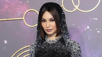 Pemeran Sersi itu tampak anggun dengan busana hitam gemerlap dan transparan. (Foto: Tim P. Whitby/Getty Images/Tim P. Whitby)