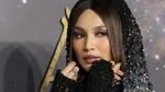 Gemma Chan Sang Bunga Asia Bergaun Transparan