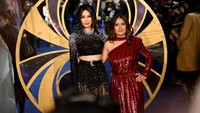 Gemma Chan berpose dengan Salma Hayek. (Foto: Gareth Cattermole/Getty Images f/Gareth Cattermole)