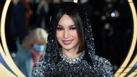 Busana Gemma Chan terlihat magis, sesuai dengan konsep Eternals yang penuh dengan makhluk berkekuatan super. (Foto: Getty Images/Jeff Spicer)