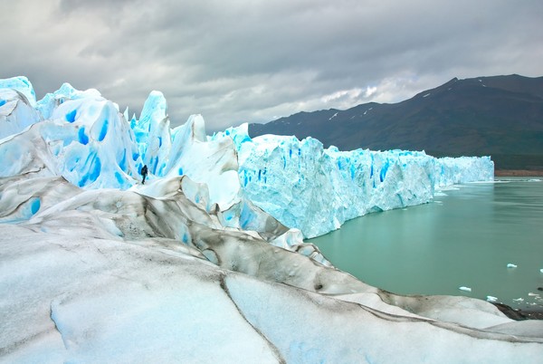 Gletser Perito Moreno memiliki panjang 30 kilometer, luasnya 5 kilometer, dan ketebalannya 170 meter. (Getty Images/iStockphoto)