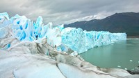 Gletser Perito Moreno memiliki panjang 30 kilometer, luasnya 5 kilometer, dan ketebalannya 170 meter. (Getty Images/iStockphoto)