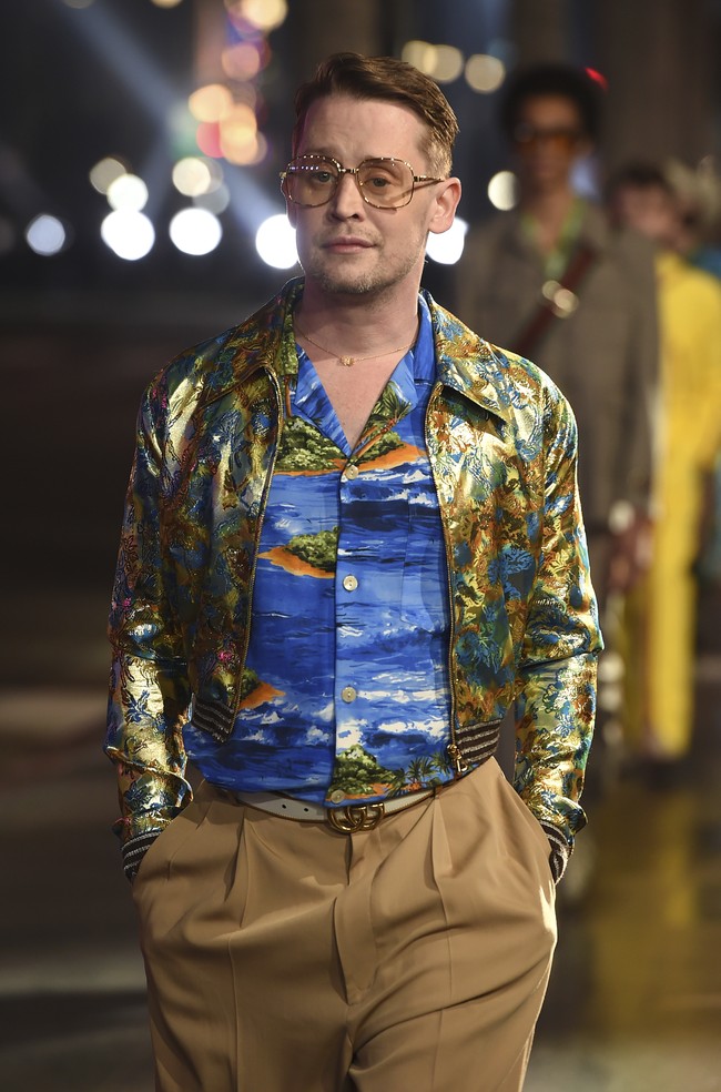 Pemeran Kevin McCallister dalam Home Alone, Macaulay Culkin adalah salah satu aktor cilik paling terkenal di era 90an. Kini ayah satu anak itu sudah berusia 41 tahun dan belakangan tidak terlalu aktif di dunia  hiburan. Baru-baru ini, pemain American Horror Story tersebut tampil jadi model di fashion show Gucci.Foto: Jordan Strauss/Invision/AP