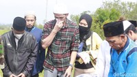 Kekasih Hanna Kirana, Ilyas Bachtiar, terlihat tak bisa menahan air matanya. Ilyas turut mengangkat keranda jenazah dan mengantarkan Hanna ke tempat peristirahatan terakhirnya. Foto: Febri/detikHOT