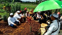 Setelah dimakamkan, keluarga dan kerabat berdoa di hadapan pusara Hanna Kirana. Foto: Febri/detikHOT