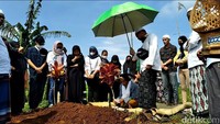 Hanna Kirana meninggal pada Selasa, 2 November 2021 sekitar pukul 21.00 WIB. Makam Hanna Kirana tak jauh dari kediaman keluarganya yang berada di kaki Gunung Salak dan harus melewati persawahan serta perkampungan warga. Foto: Febri/detikHOT