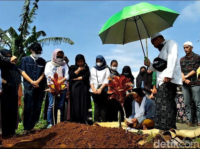 Hanna Kirana Pemakaman Hanna Kirana