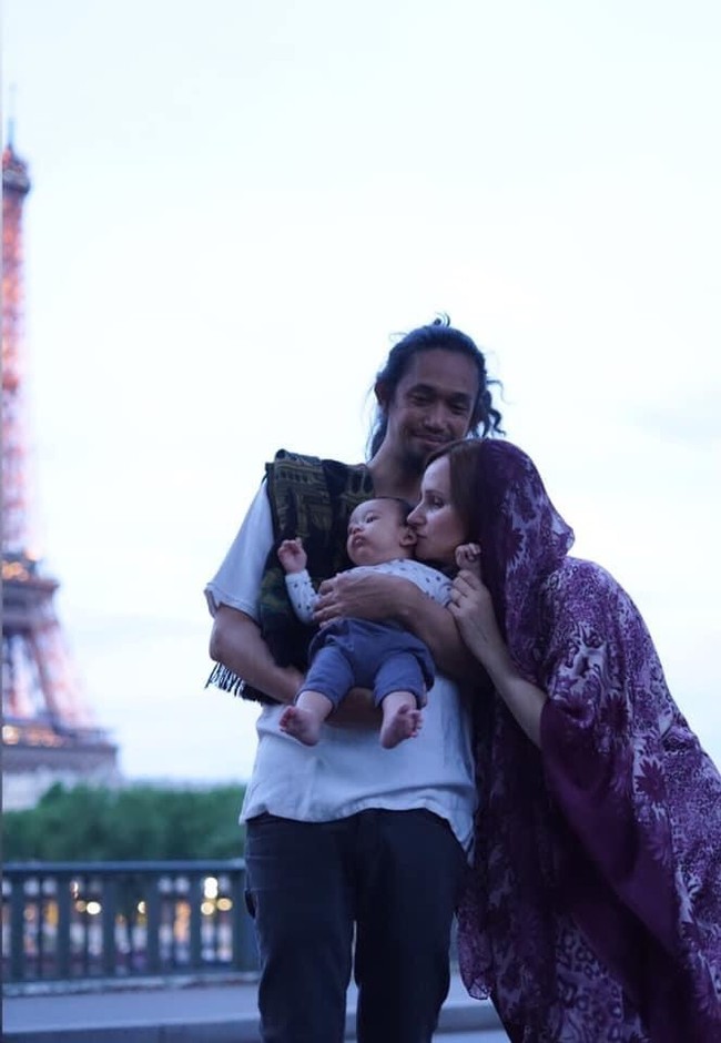 Aku pun tersipu malu melihat isi kertas tersebut, yang jelas isinya aku padamu lah, doi merasa nyaman di sampingku. Julie berniat membawa aku bermusik di kota Paris, tambahnya. Seiring berjalannya waktu, komunikasi keduanya pun semakin lancar dengan bantuan aplikasi terjemahan bahasa tersebut. Lalu Julie mengajak bertemu di Yogyakarta tapi ia belum bisa karena masih mengisi acara di Palembang. Foto: Dok/pribadi Ijal.