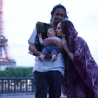 Aku pun tersipu malu melihat isi kertas tersebut, yang jelas isinya aku padamu lah, doi merasa nyaman di sampingku. Julie berniat membawa aku bermusik di kota Paris, tambahnya. Seiring berjalannya waktu, komunikasi keduanya pun semakin lancar dengan bantuan aplikasi terjemahan bahasa tersebut. Lalu Julie mengajak bertemu di Yogyakarta tapi ia belum bisa karena masih mengisi acara di Palembang. Foto: Dok/pribadi Ijal.